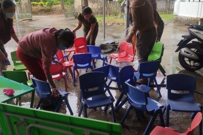 Dọn vệ sinh, phun thuốc diệt khuẩn chuẩn bị khai giảng năm học 2022-2023